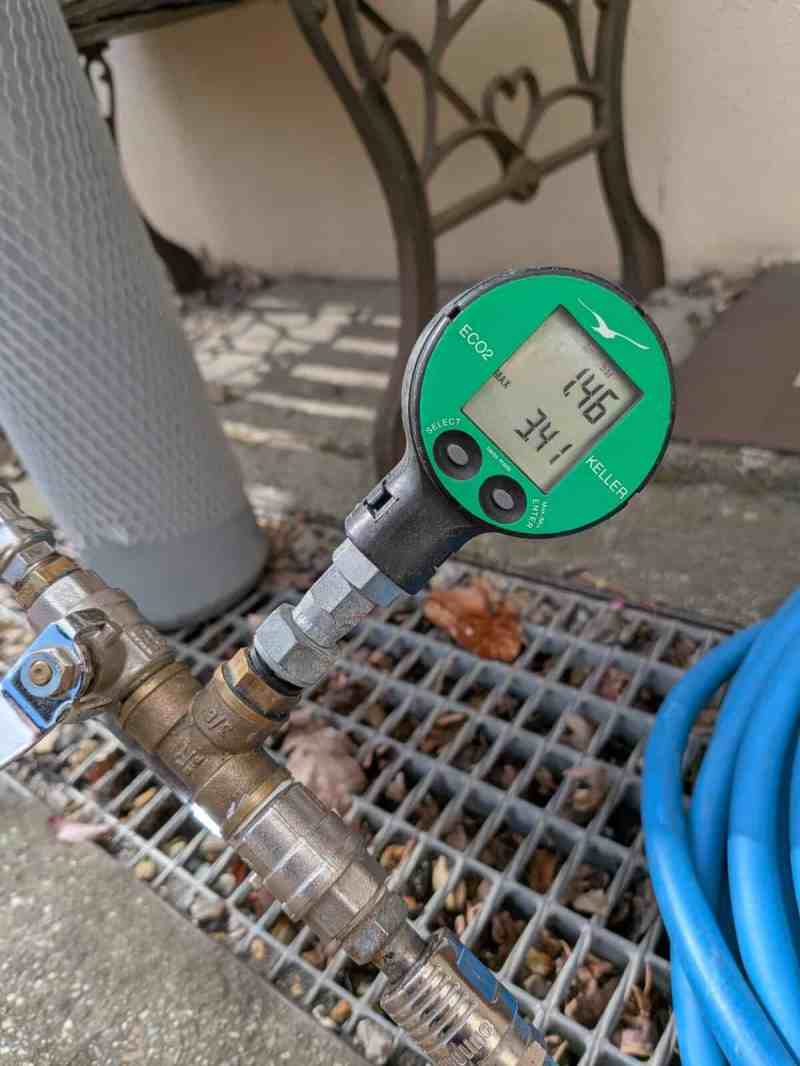Manomètre numérique branché sur une canalisation pour un test de pression